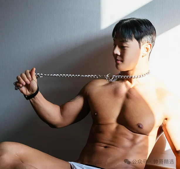 只着丁字裤黑皮肌肉男生 私密大超过写真全曝光