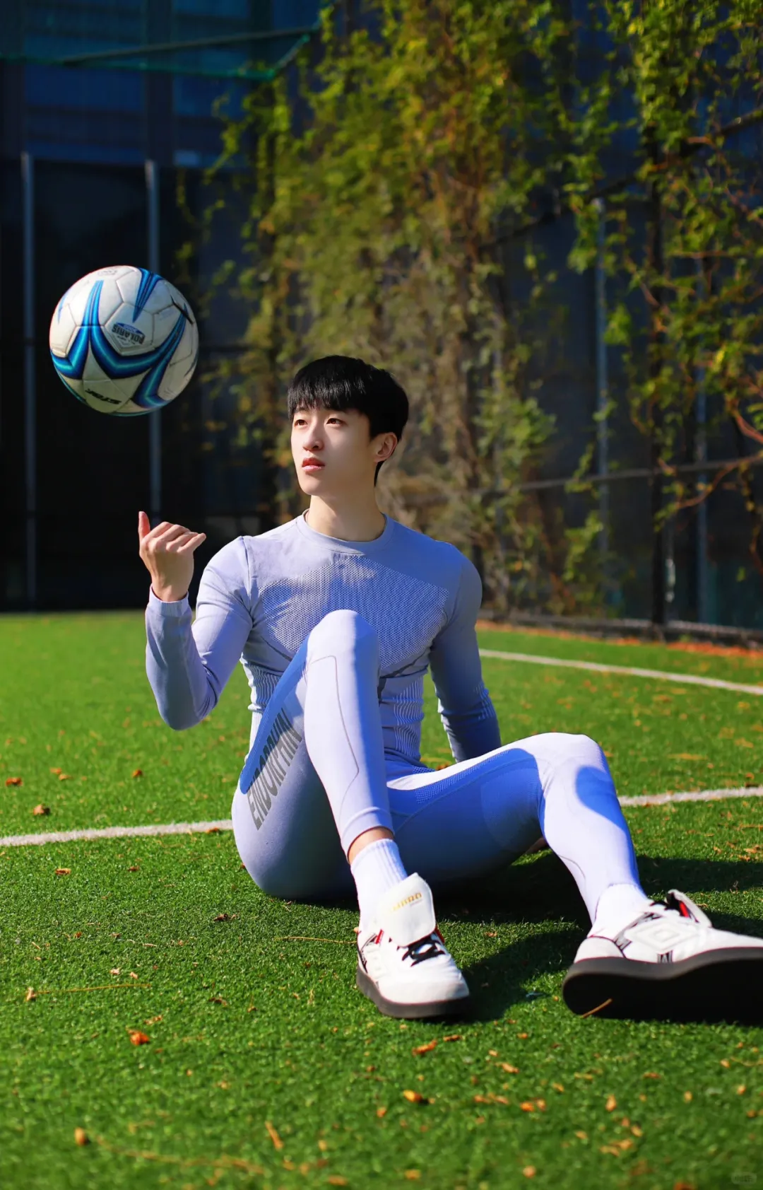 篮球场上的斯文大长腿男孩，阳光活力征服球场！