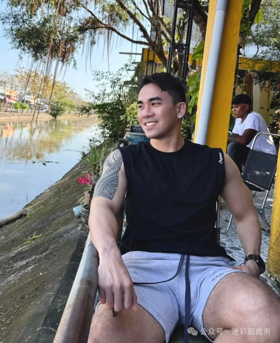 河边和奶茶的壮男穿运动裤太短啦!这也太太太帅了吧! 河边和奶茶的壮男穿运动裤太短啦!这也太太太帅了吧!