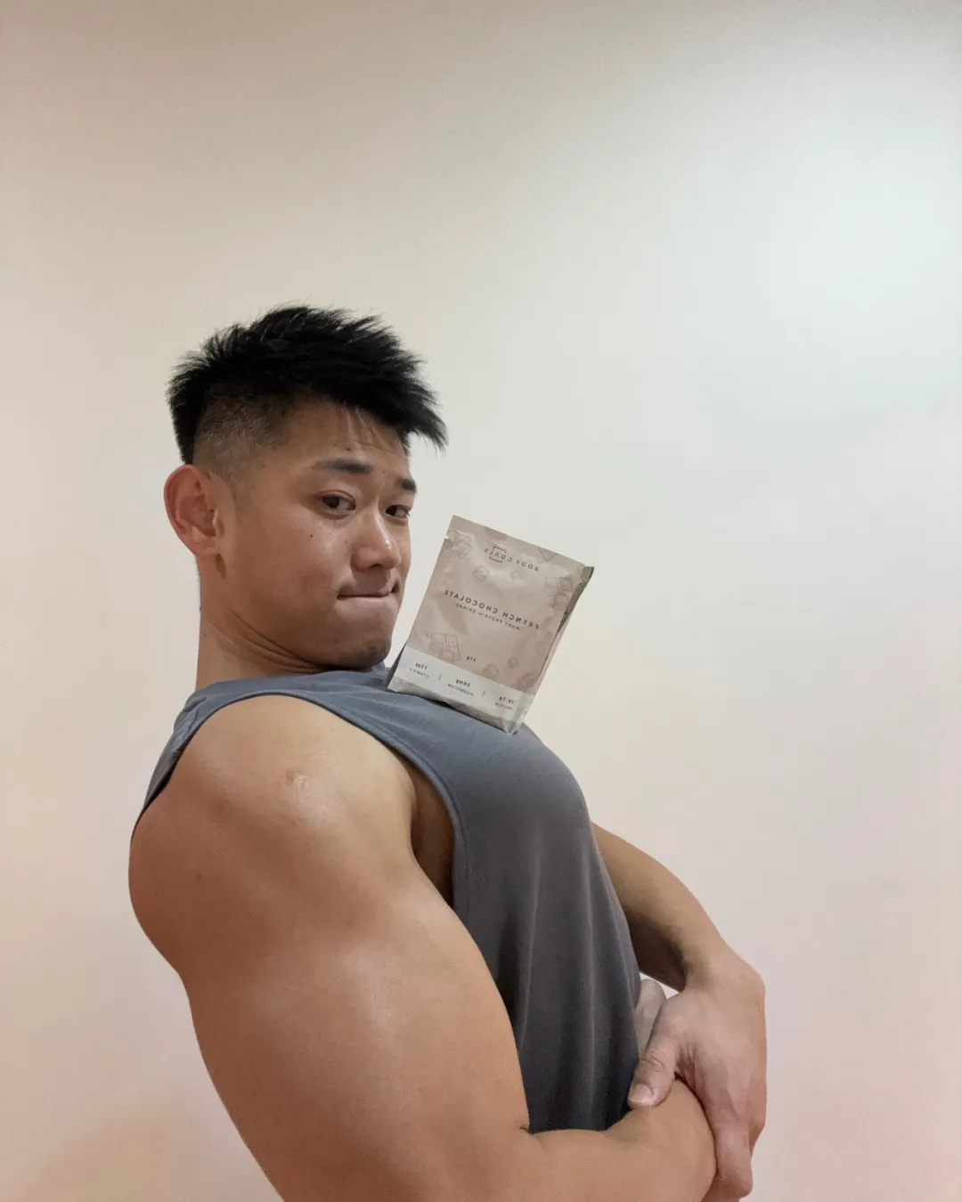 肌肉小哥爆火！这腱子肉顶奶挑战，硬核实力秀肌惊艳全场