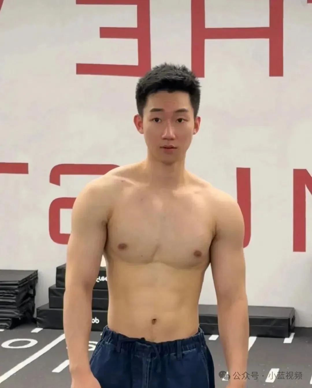 02 年退役兵哥哥，阳光型男颜值身材双在线！