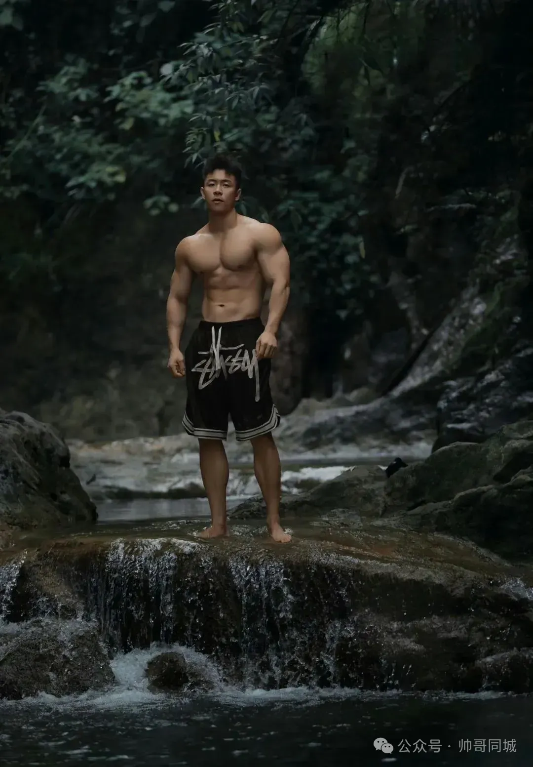 183cm 体育生猛男野外游泳