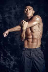 让人膜拜的公狗腰硬汉，39岁演员刘俊孝-潮男潮北