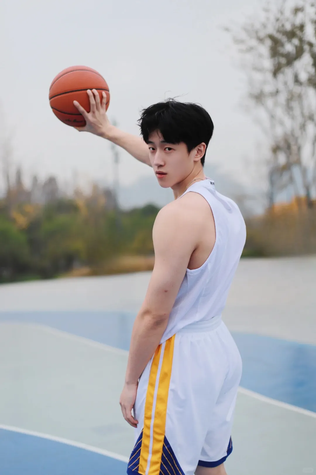 篮球场上的斯文大长腿男孩，阳光活力征服球场！