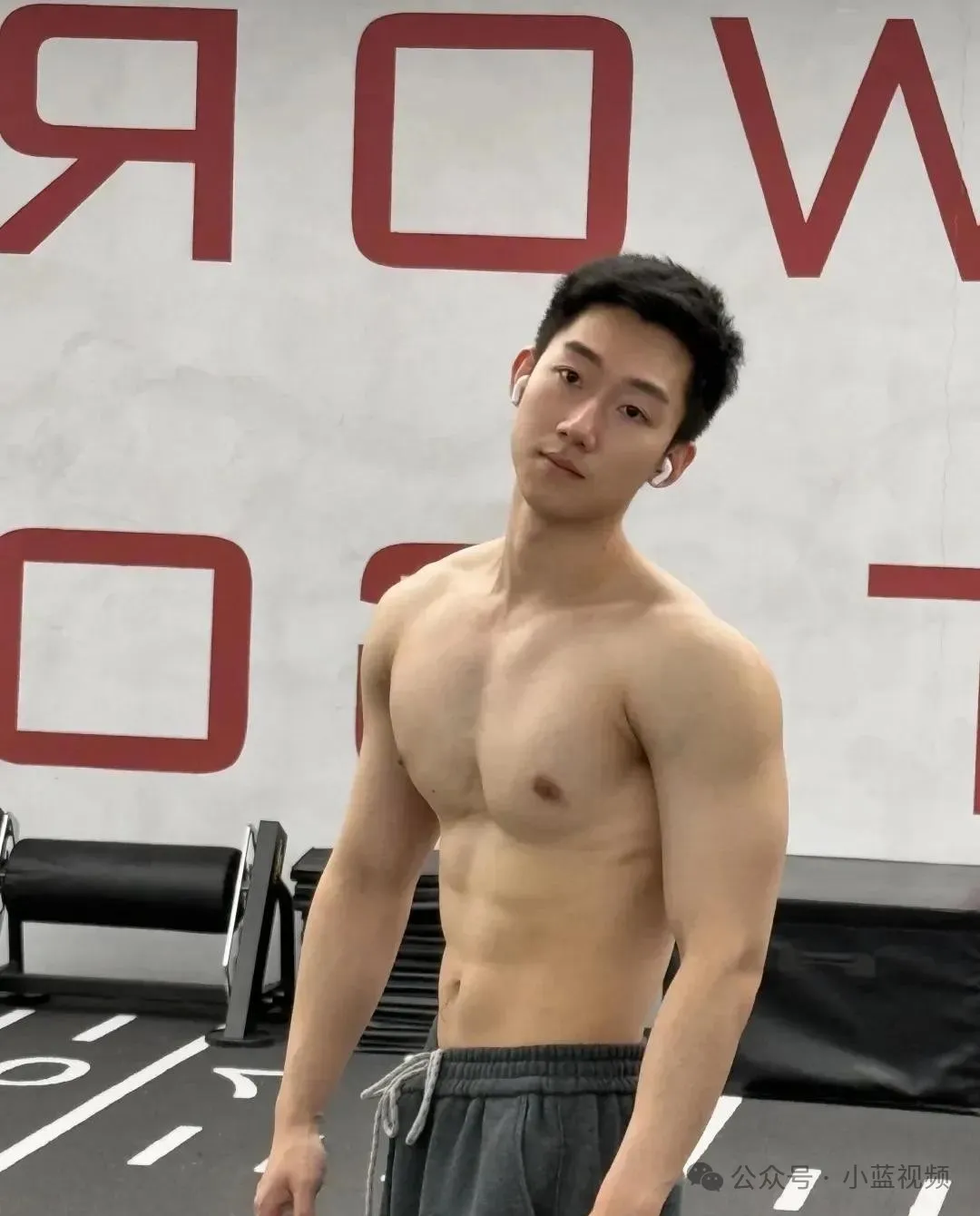 02 年退役兵哥哥，阳光型男颜值身材双在线！