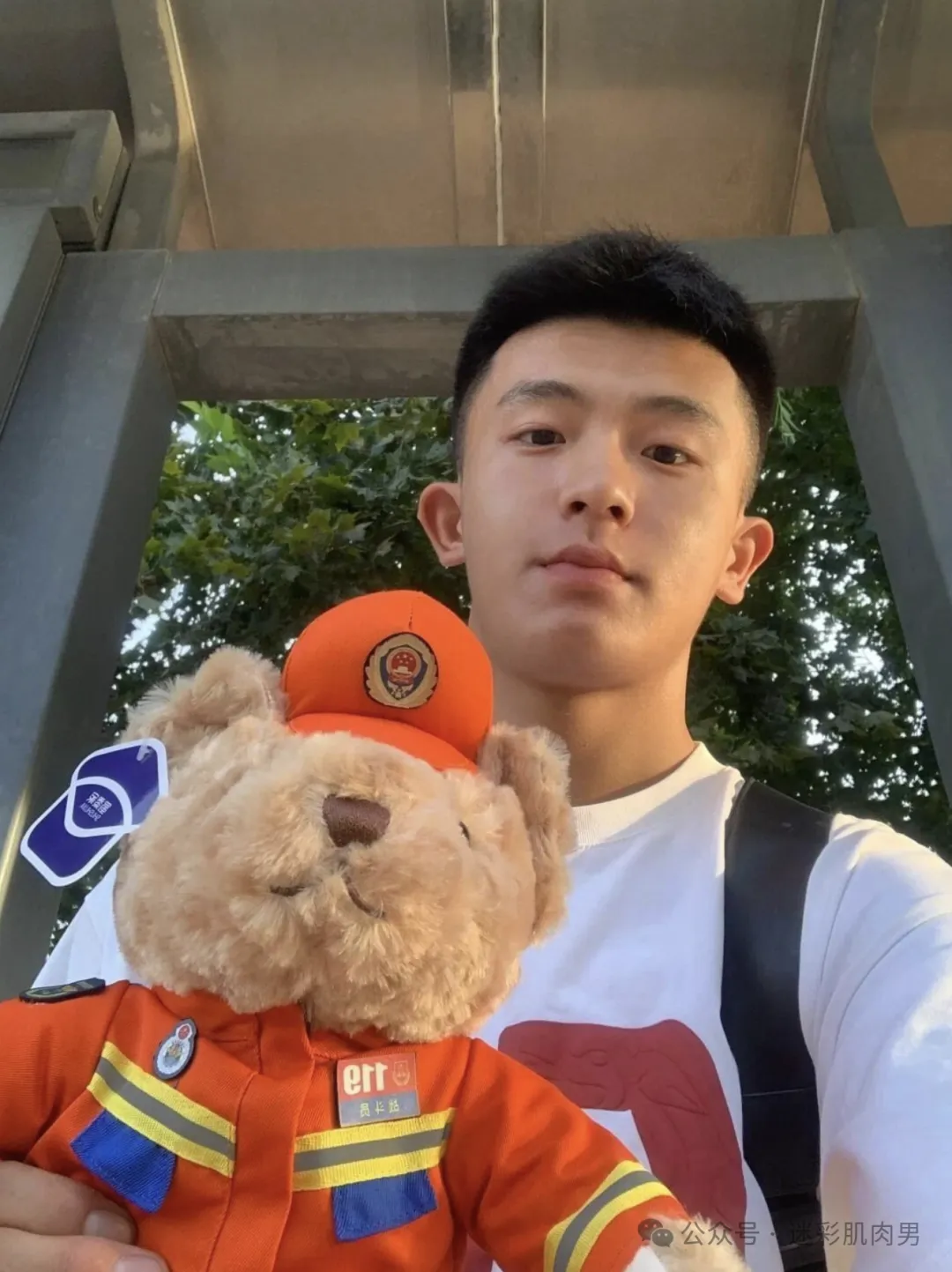 山东 05 年体育生 185CM 穿粉色短裤，谁能拒绝这实力！
