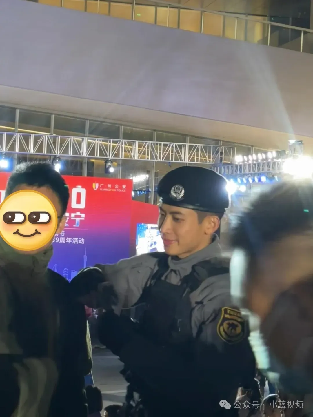 广州神仙颜值特警小哥，笑容太帅了！
