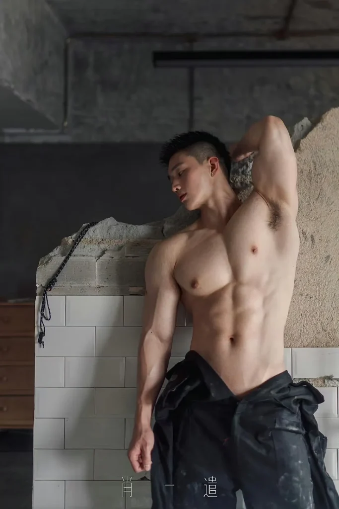 高颜值大块头肌肉男模写真，宽肩细腰麒麟臂大胸肌