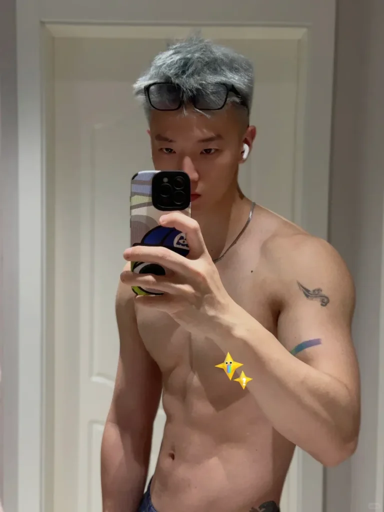 纹身、健身、造型多变，西北小哥的多样魅力