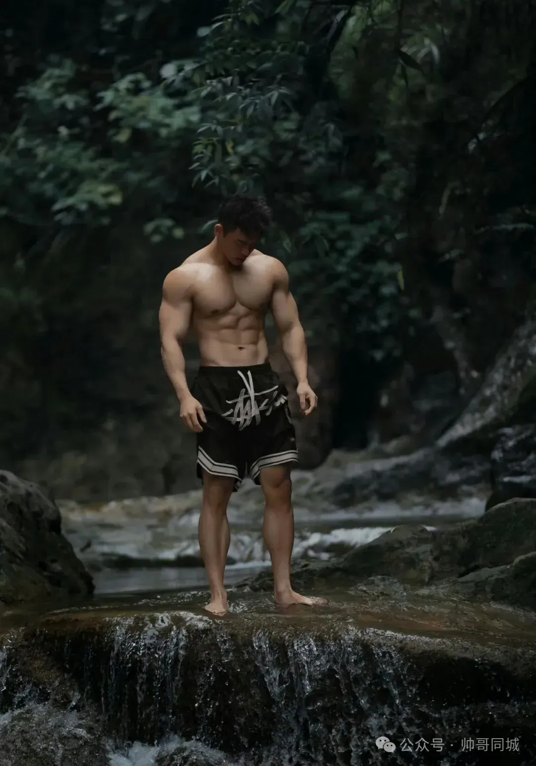 183cm 体育生猛男野外游泳
