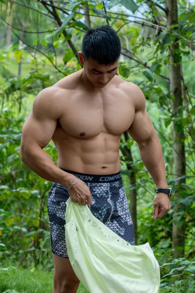 黑皮大胸肌粗腿消防员吃完香蕉花裤衩泳池畅游