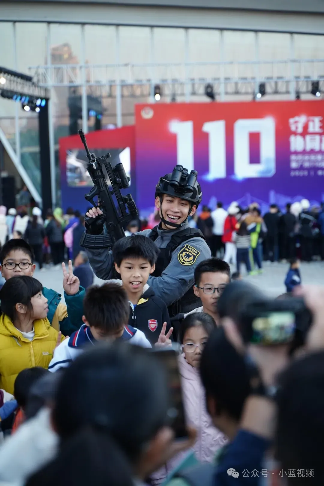 广州神仙颜值特警小哥，笑容太帅了！