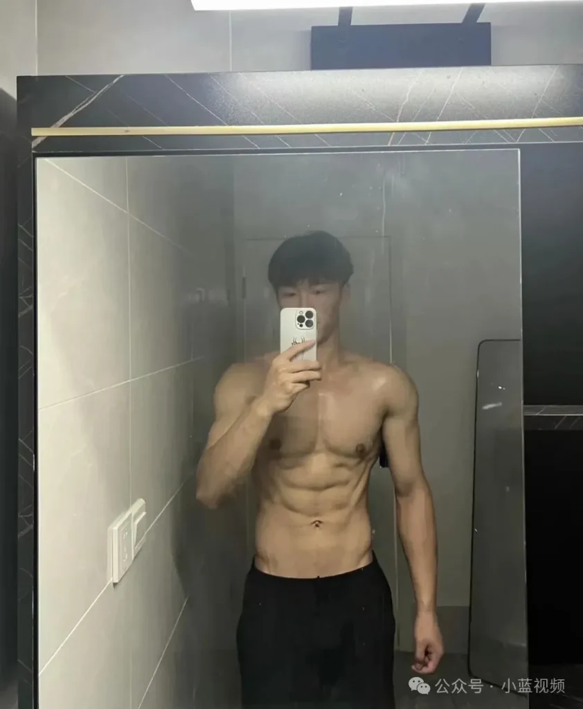 满活力 19，鲨鱼线腹肌田径运动员！