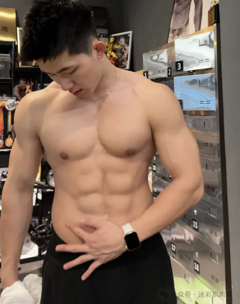 健身房脱衣的运动男，洗澡样子让人爱！