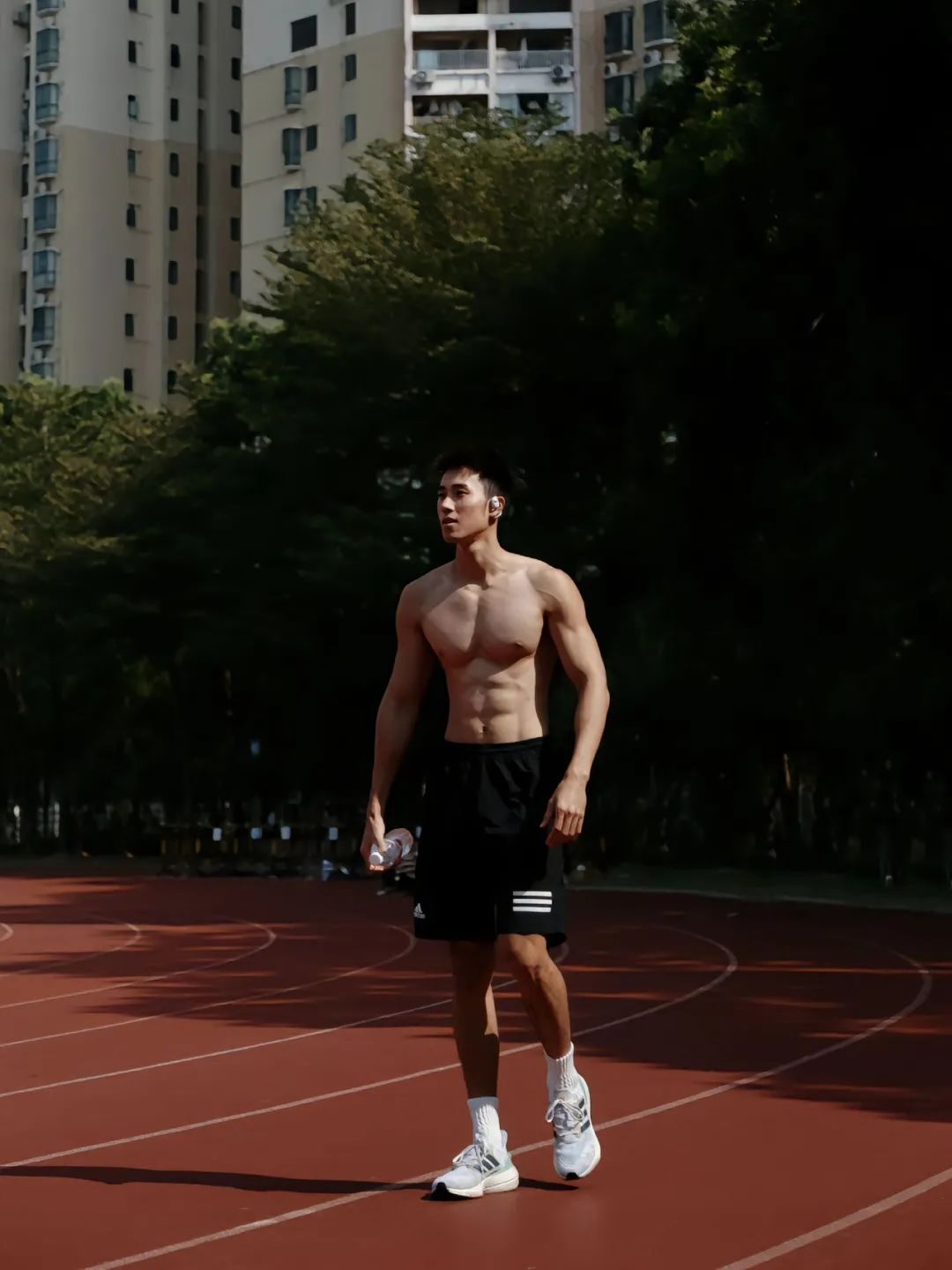 广东田径体育生光脚与白袜，你很喜欢哪一种味道？