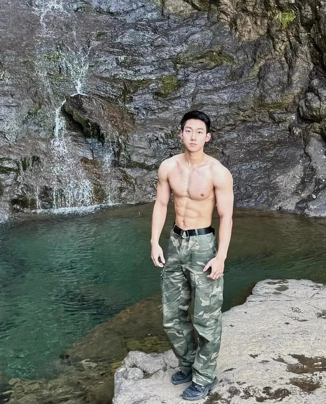 02 年退役兵哥哥，阳光型男颜值身材双在线！