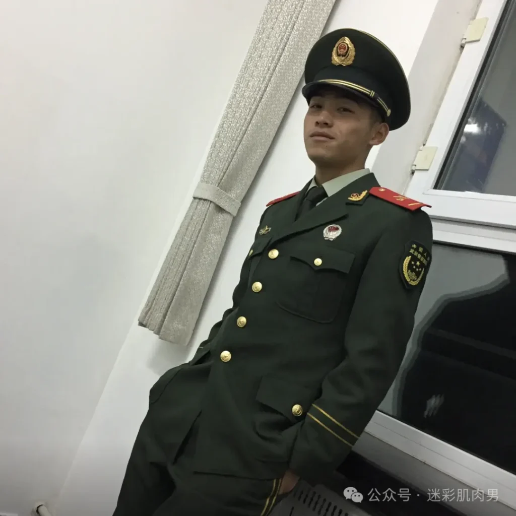 陈 sir 穿修身裤视频实力掩盖不住，竟还是寸头兵哥！