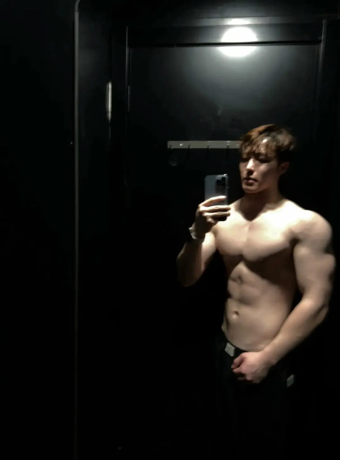 男模肌肉线条绝了，侧脸帅到舔屏！