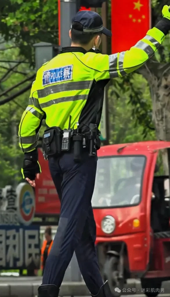 陈 sir 穿修身裤视频实力掩盖不住，竟还是寸头兵哥！