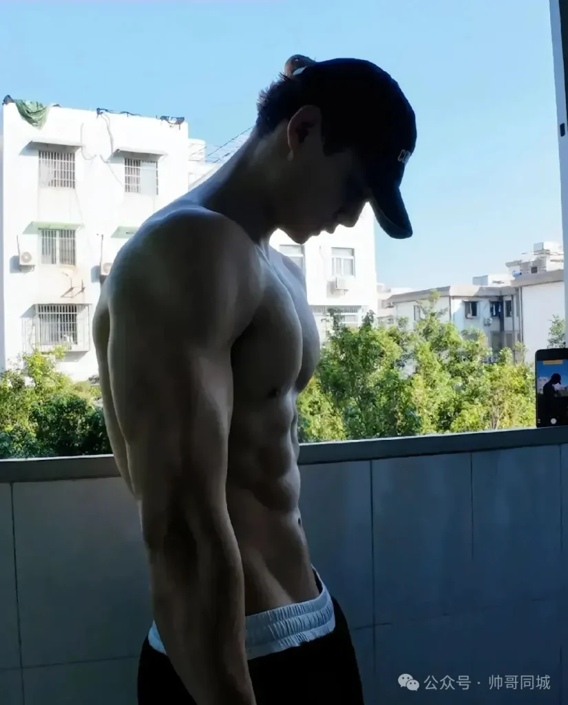 185cm 东北黑皮体育生，壁垒分明的肌肉！