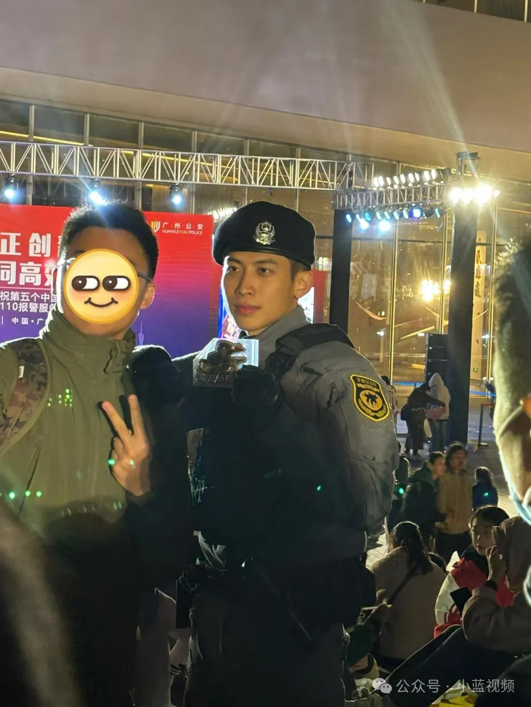 广州神仙颜值特警小哥，笑容太帅了！