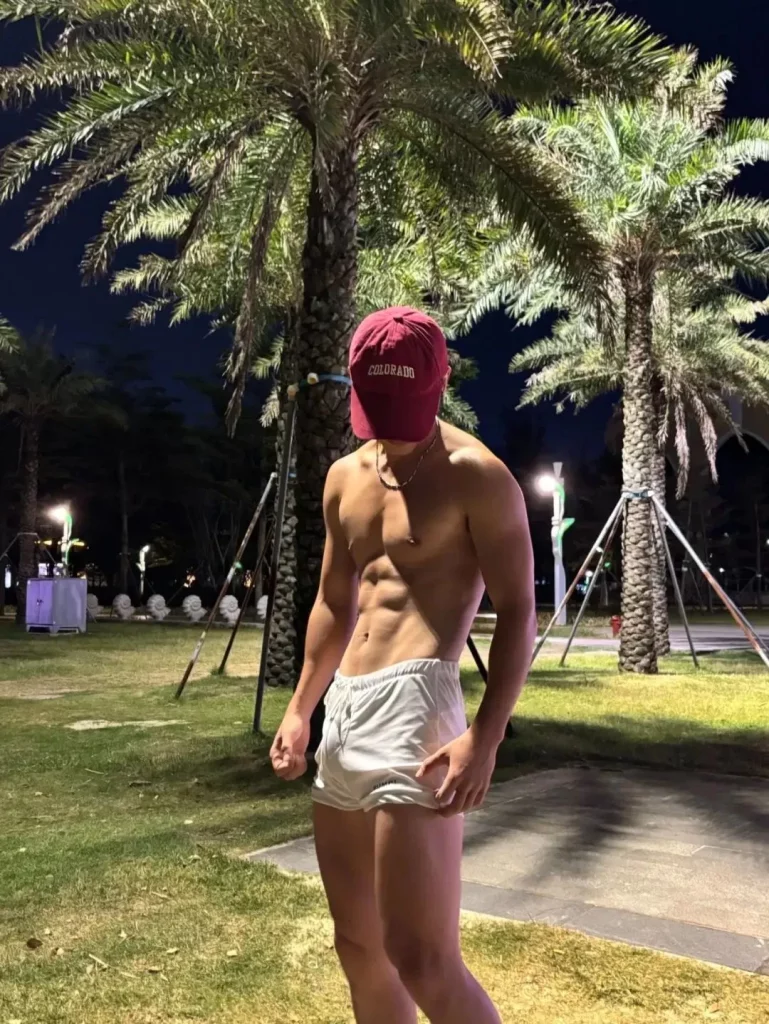 黑皮小哥玩划艇腹肌太美，广西小伙从不让人失望！