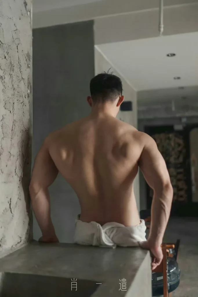 高颜值大块头肌肉男模写真，宽肩细腰麒麟臂大胸肌