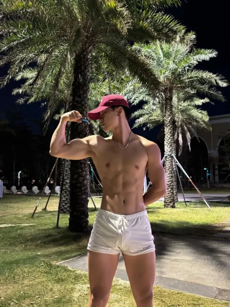 黑皮小哥玩划艇腹肌太美，广西小伙从不让人失望！