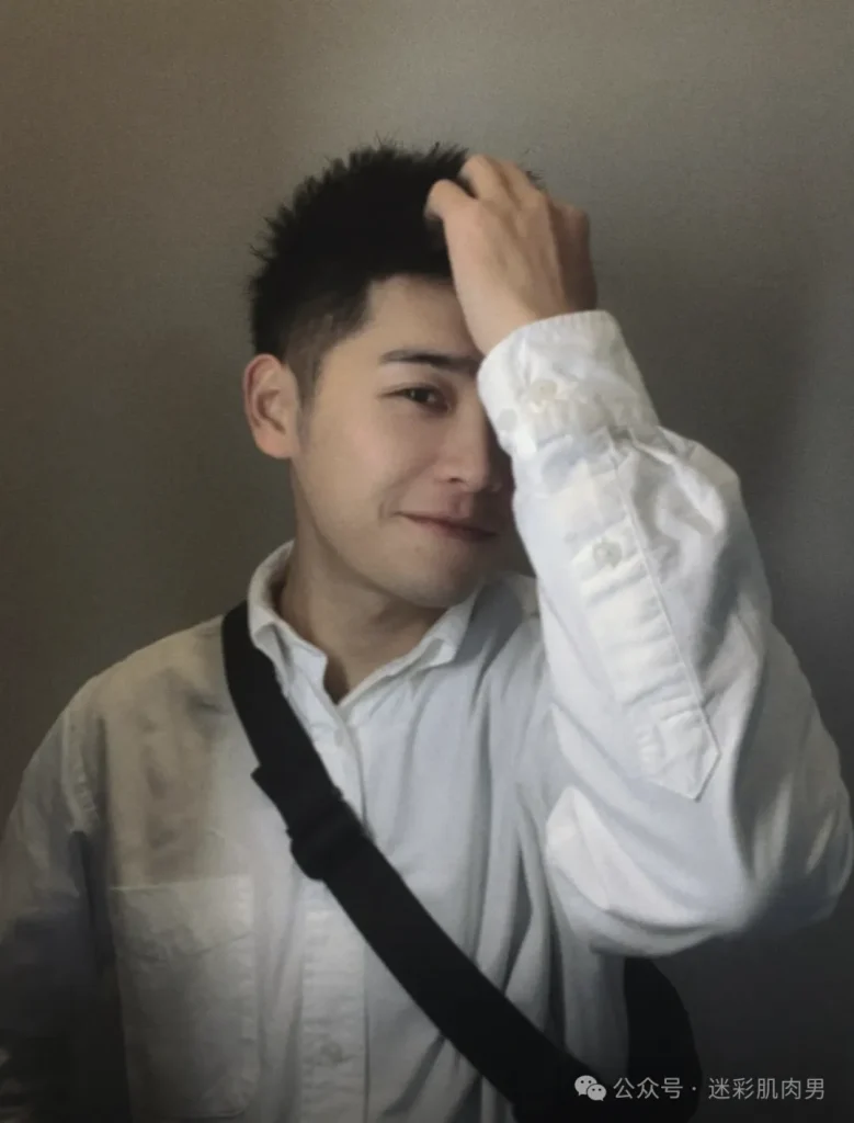 陈 sir 穿修身裤视频实力掩盖不住，竟还是寸头兵哥！