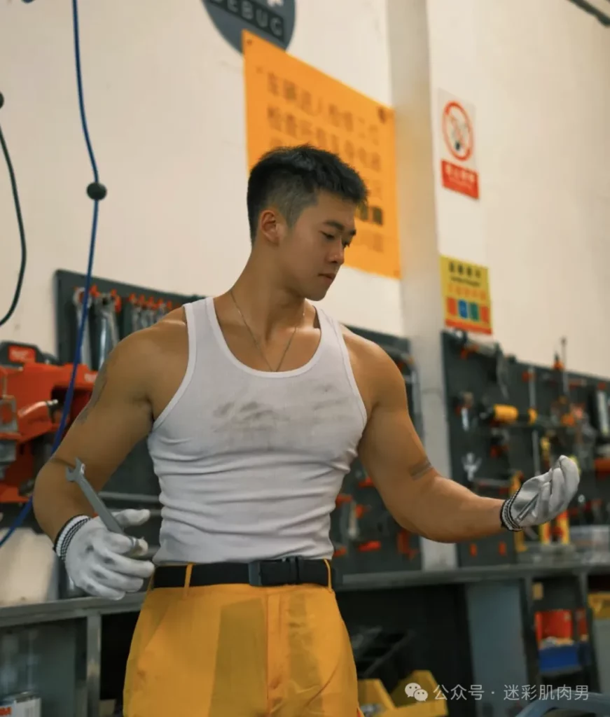 跟肌肉男小师弟一起修车，他居然上手啦？​​​