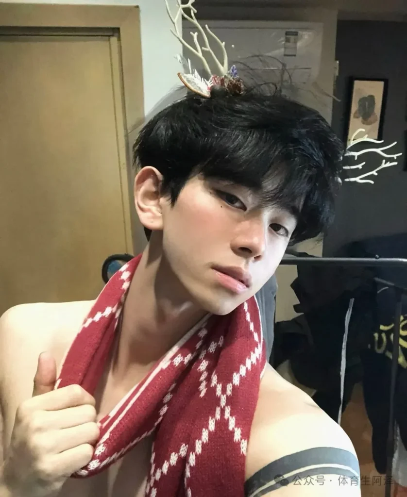 185 白袜体育生，白袜长腿太诱惑，属于男大的时代来啦........