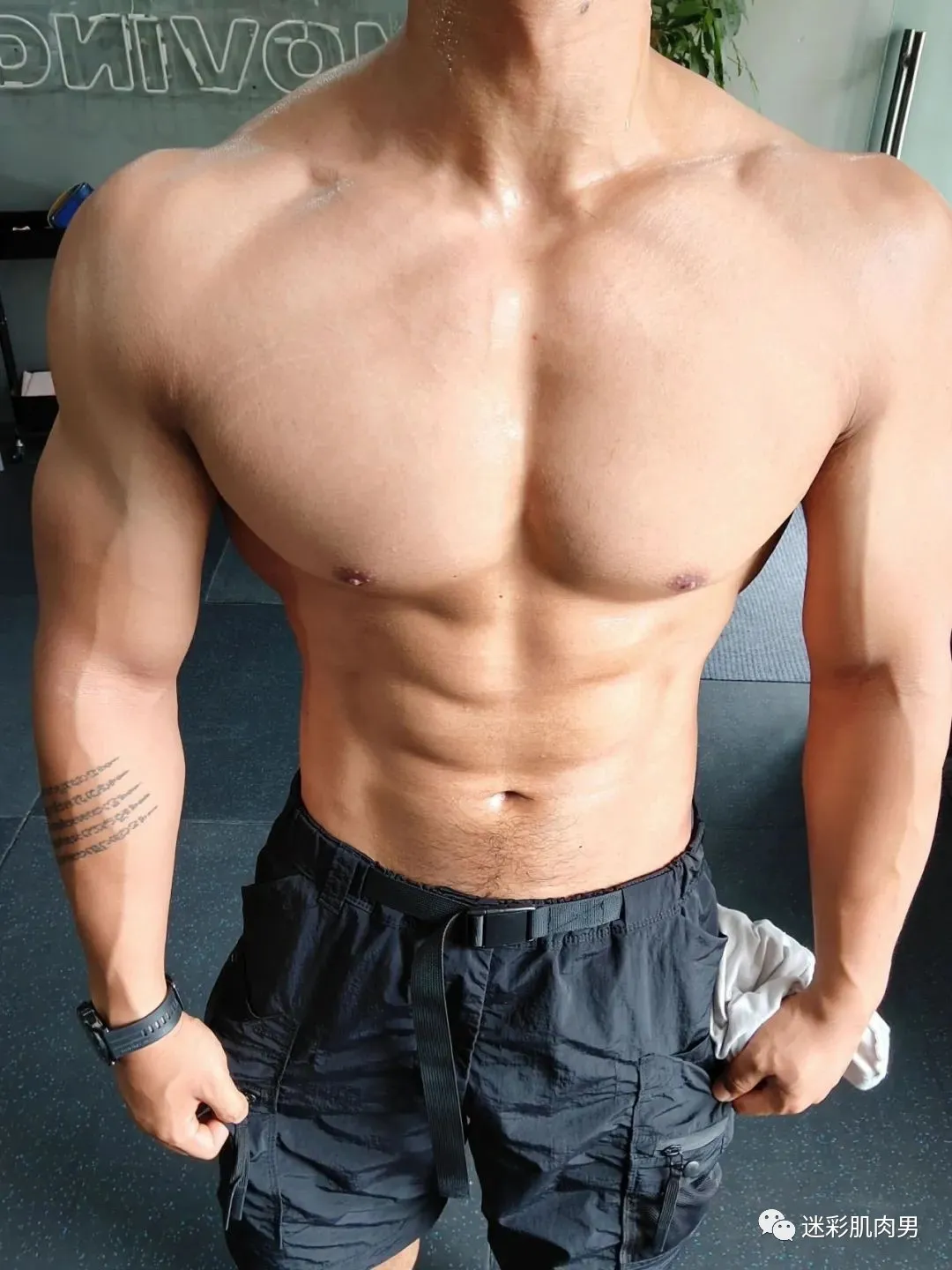 黝黑肌肉型男长得太好了，男人味十足！