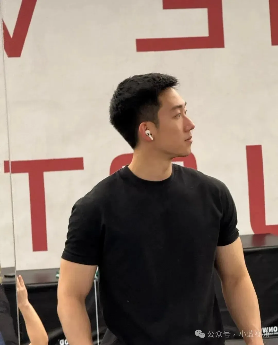 02 年退役兵哥哥，阳光型男颜值身材双在线！