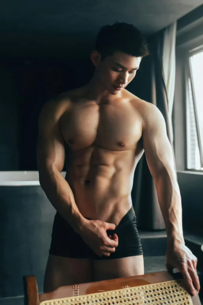 高颜值大块头肌肉男模写真，宽肩细腰麒麟臂大胸肌