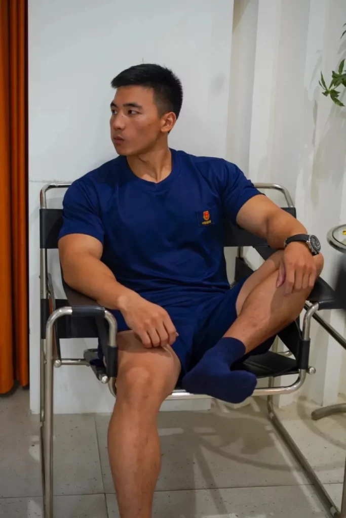 黑皮大胸肌粗腿消防员吃完香蕉花裤衩泳池畅游