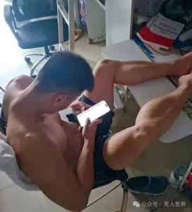 男大，太粗壮了！师大黑皮体育生-潮男潮北