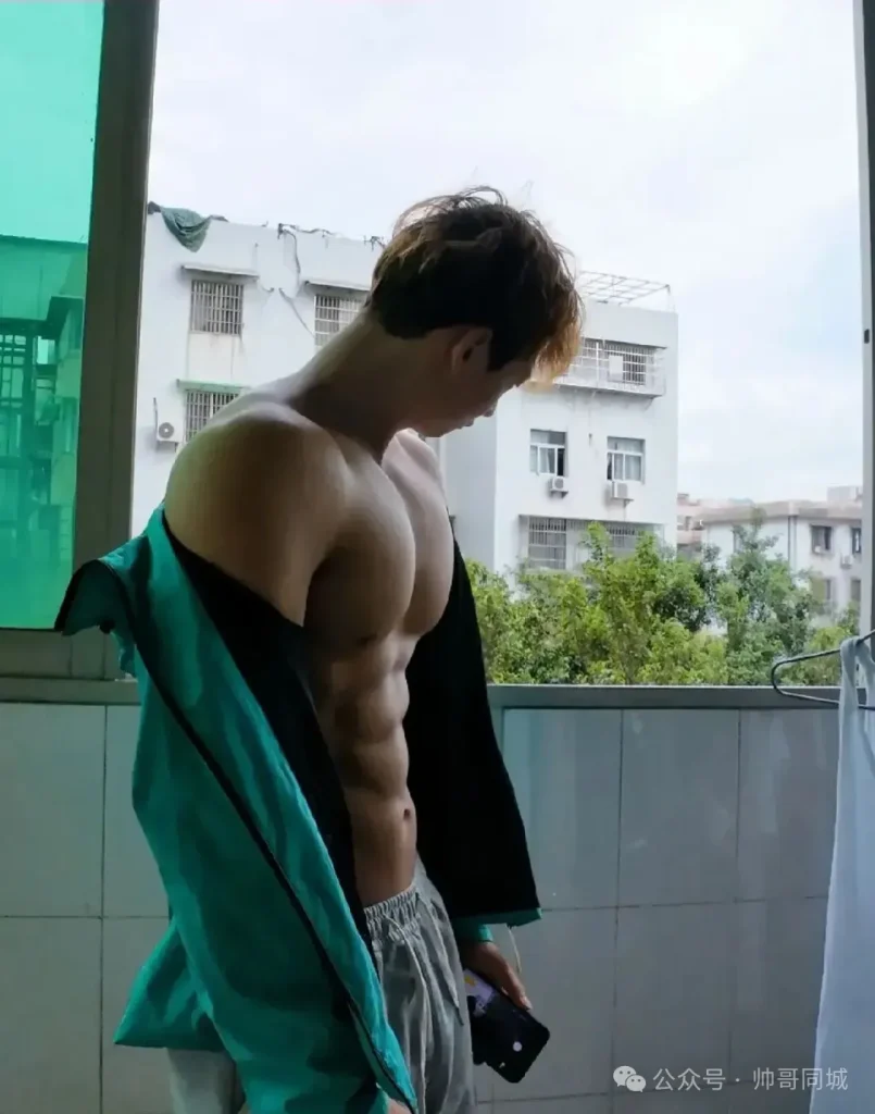 185cm 东北黑皮体育生，壁垒分明的肌肉！