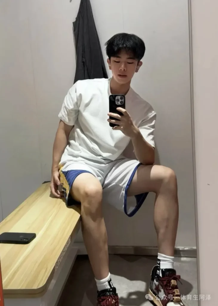 185 白袜体育生，白袜长腿太诱惑，属于男大的时代来啦........