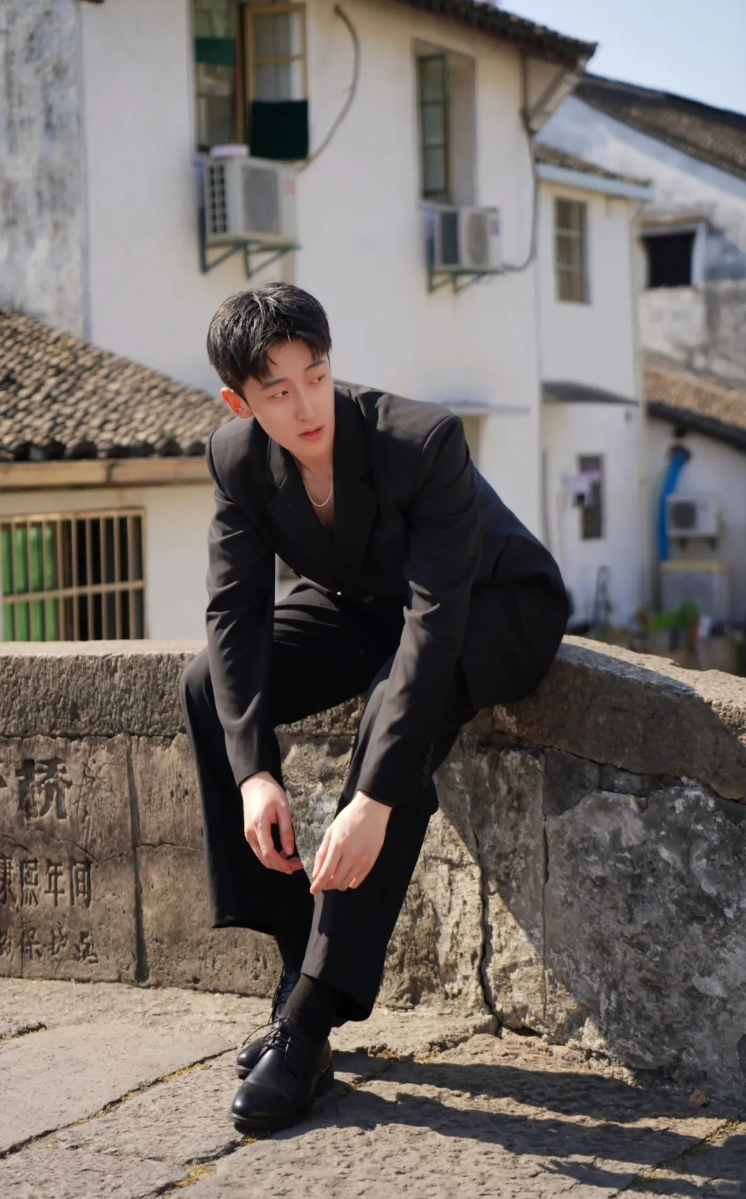 篮球场上的斯文大长腿男孩，阳光活力征服球场！
