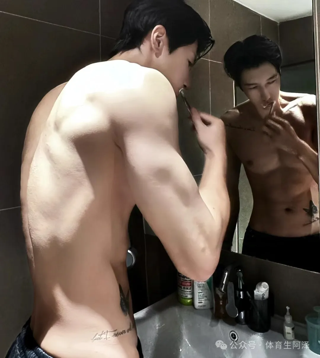 195 宽肩窄腰体育生男大，硕大胸肌好粉嫩，别太诱惑......