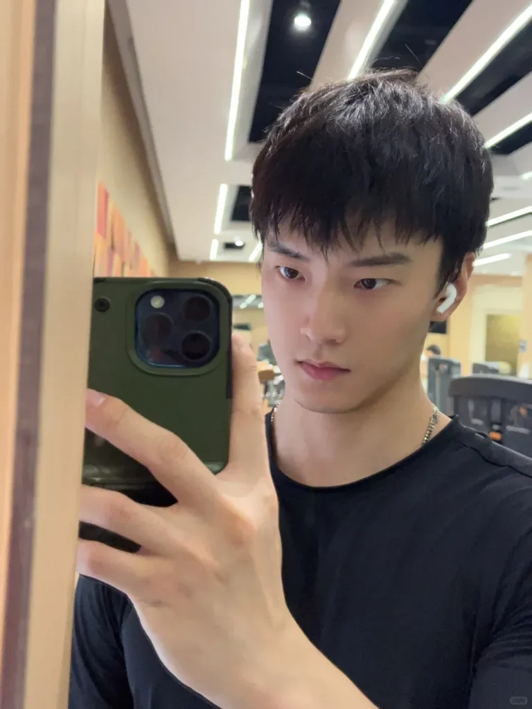 纹身、健身、造型多变，西北小哥的多样魅力
