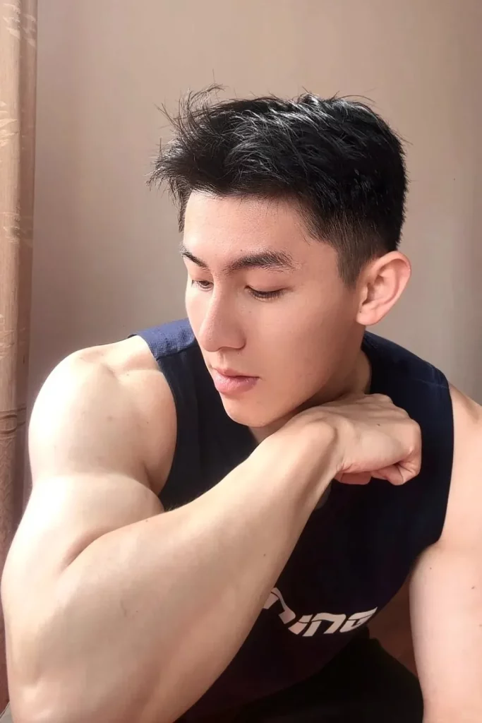 迷彩型男 " 私教！长的太帅啦！