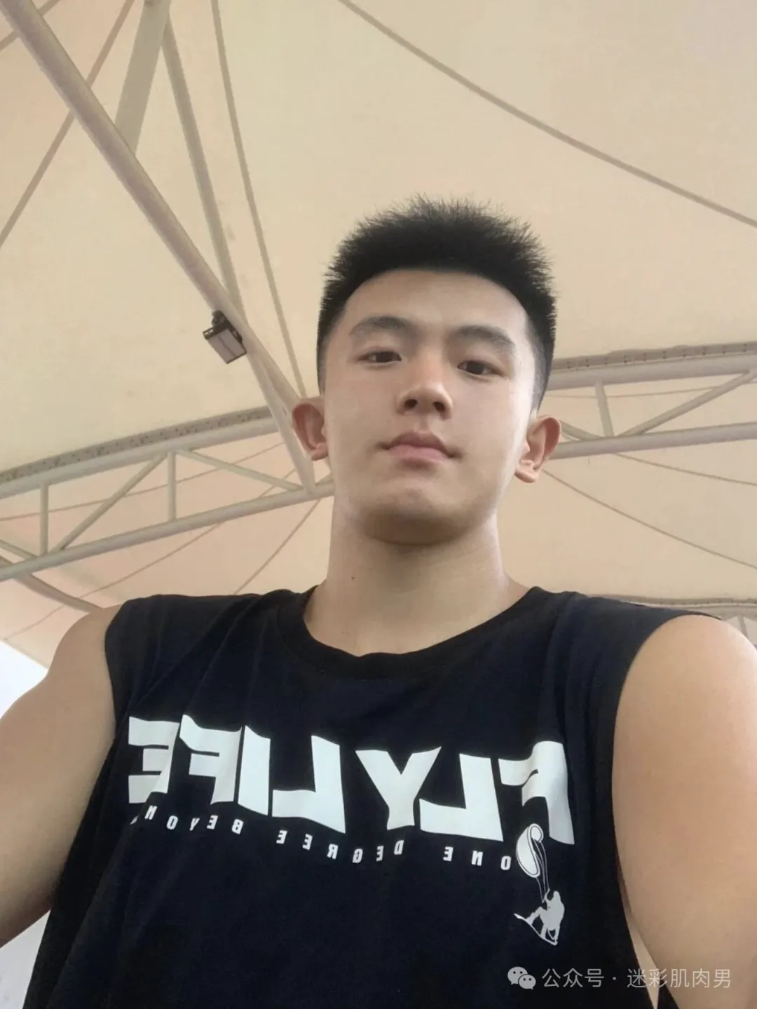 山东 05 年体育生 185CM 穿粉色短裤，谁能拒绝这实力！