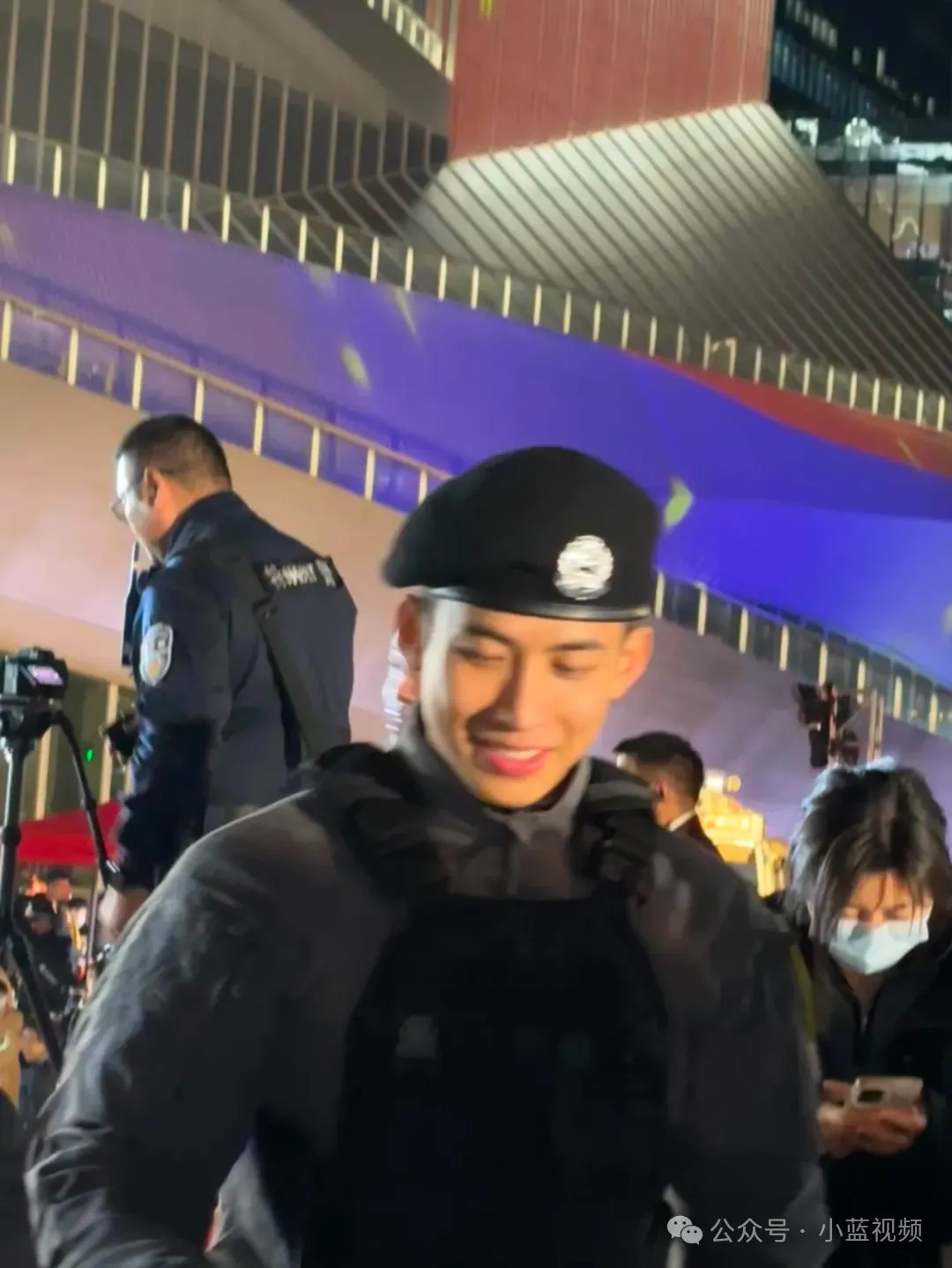 广州神仙颜值特警小哥，笑容太帅了！