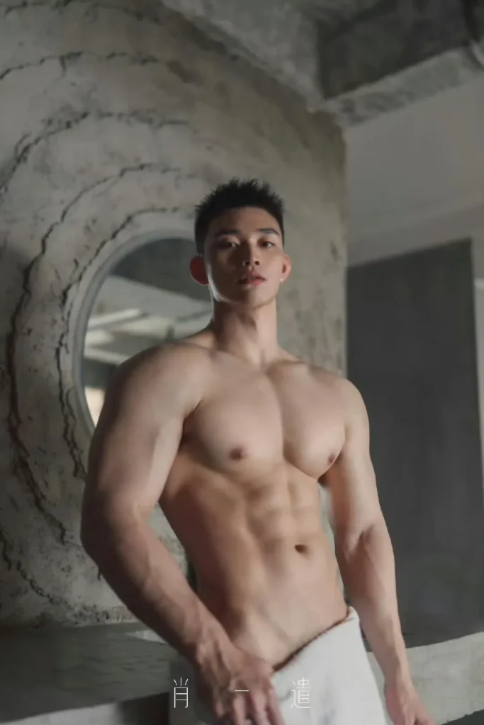 高颜值大块头肌肉男模写真，宽肩细腰麒麟臂大胸肌