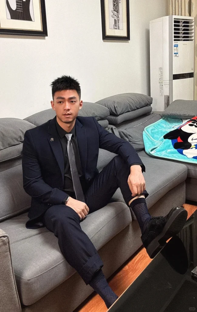 正装绝绝子！会穿搭的暖男了解一下 | 网红帅哥