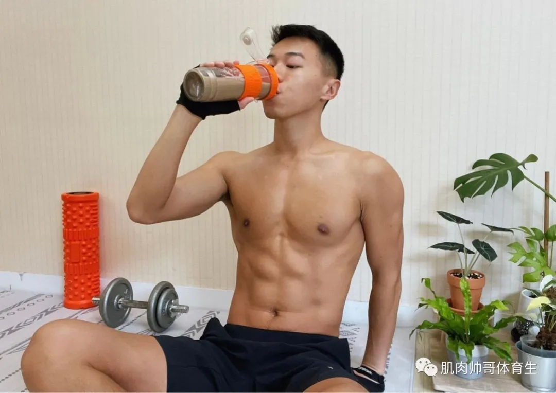 黑皮体育生，搓衣板腹肌练的不错啦