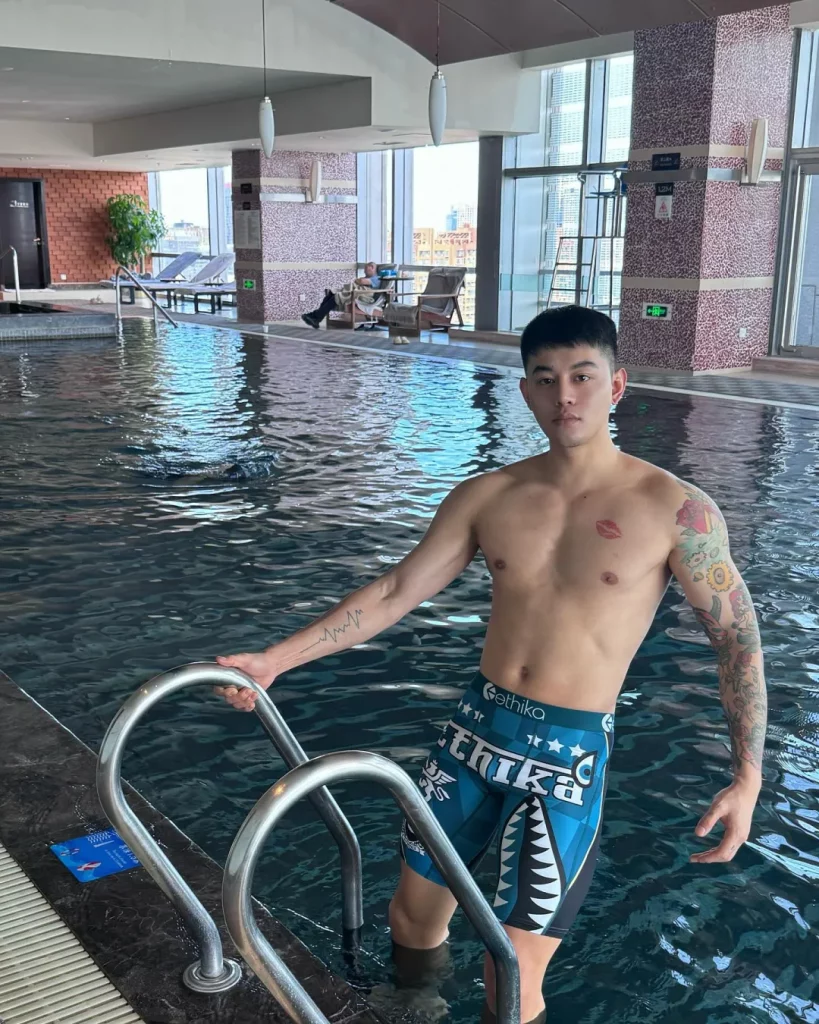晒成黑皮又怎样？北京男孩泡在水里的快乐
