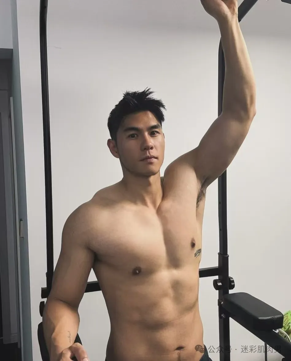 穿紧身裤的运动男长的真好看，粗壮长腿太太显眼了！