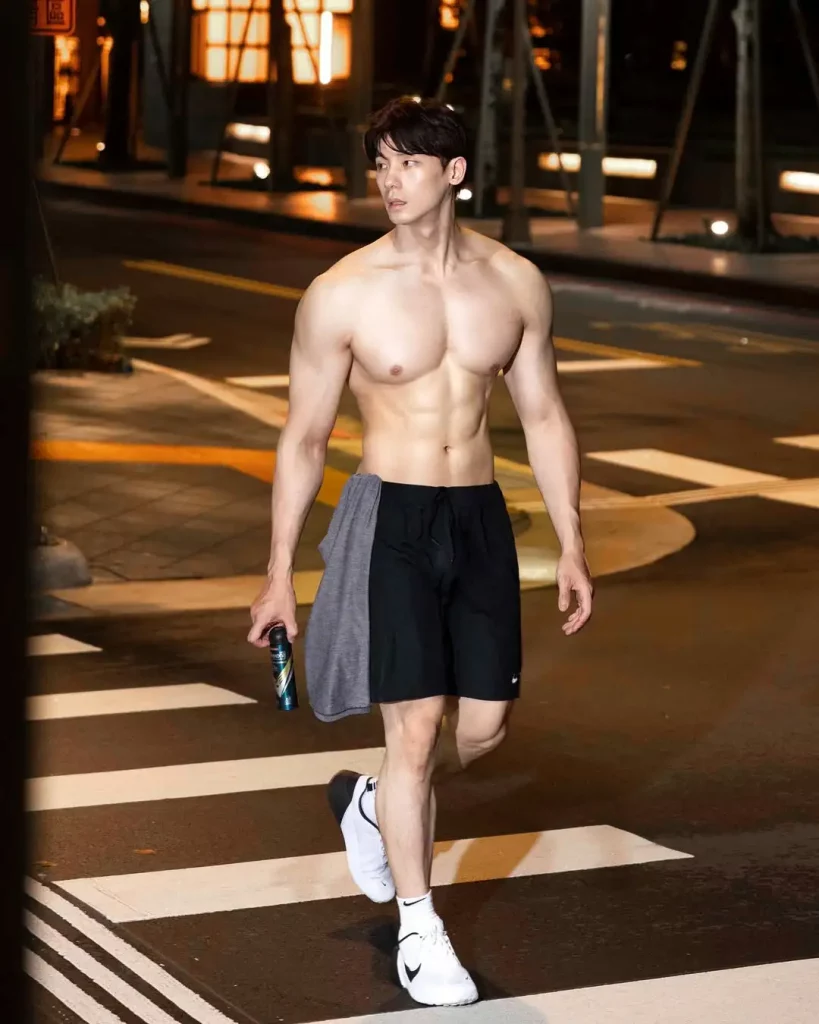 T 字裤走秀到赤膊夜跑，健身男模实力在线炸裂